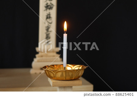 Candles cooked in front of Shiraki mortuary tablets Candles cooked in front of Shiraki mortuary tablets 88625401