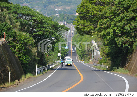 Run on a slope 88625479