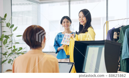 A group of women talking in a casual office 88625862