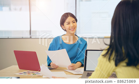 A group of women working in a casual office 88625869