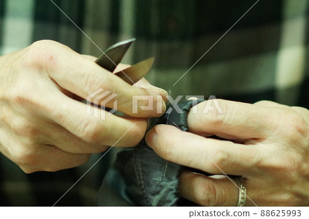 用剪刀剪裁縫的手 用剪刀剪裁縫的手 88625993