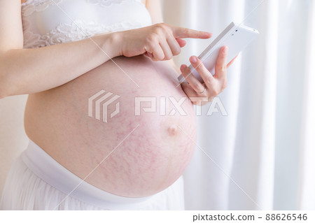Maternity smartphone childbirth 88626546