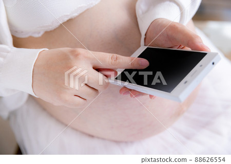 Maternity smartphone childbirth 88626554