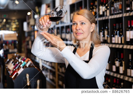 Woman sommelier tasting wines in winery 88626765