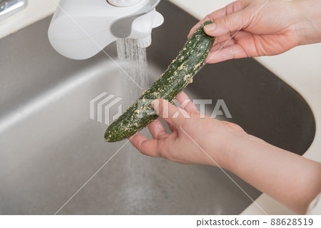 [把從麩皮里拿出來的黃瓜洗乾淨] 88628519