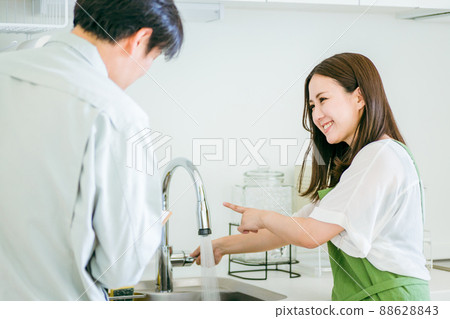 穿著工作服的男女在廚房裡交談(供水服務,微笑) 穿著工作服的男女在廚房裡交談(供水服務,微笑) 88628843