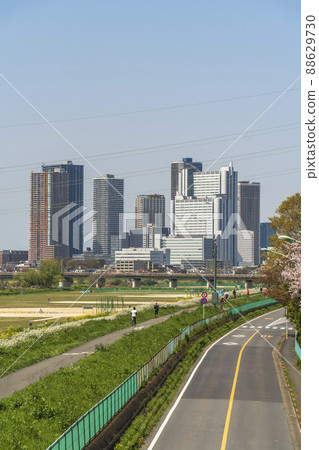 從多摩川河床看到的武藏小杉塔公寓[神奈川縣川崎市] 88629730