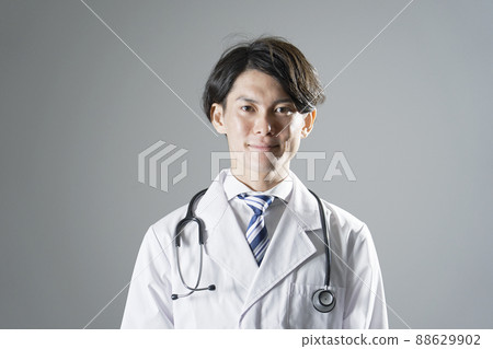 男醫生肖像灰色背景 88629902
