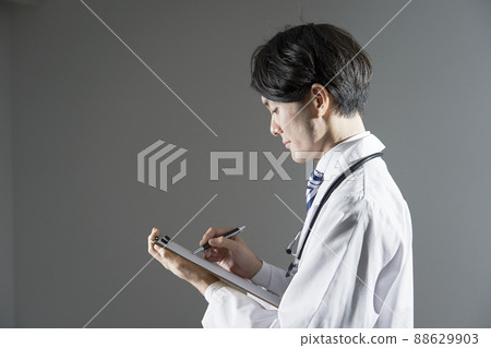 男醫生肖像灰色背景 88629903