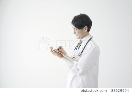 男醫生肖像白色背景 88629904