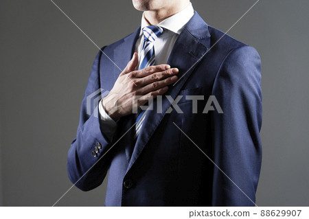 Businessman faceless, put your hand on your chest, gray background 88629907