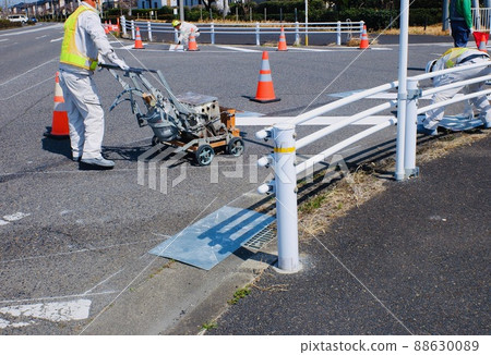 Painting work on the road 88630089