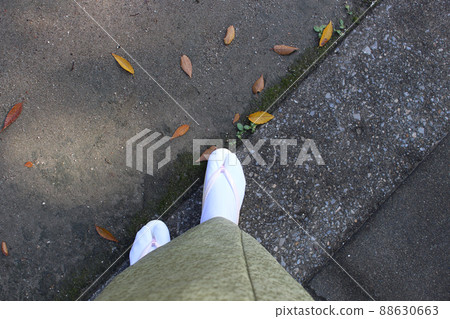 神社內的和服女足 88630663
