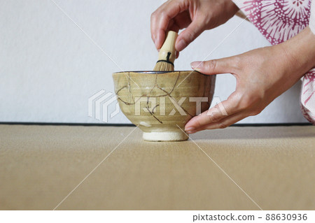 一個穿著和服的女人在金津木抹茶碗裡泡茶 一個穿著和服的女人在金津木抹茶碗裡泡茶 88630936