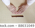 Bow in a Japanese-style room with a folding fan 88631049