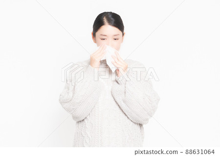 家庭主婦用紙巾擤鼻涕 88631064