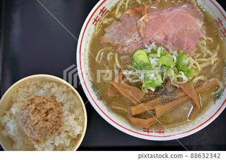 濃郁的 niboshi 拉麵和肉 soboro(青森縣早晨拉麵) 濃郁的 niboshi 拉麵和肉 soboro(青森縣早晨拉麵) 88632342