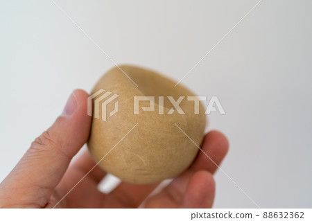 There is little air in the soft tennis ball 88632362