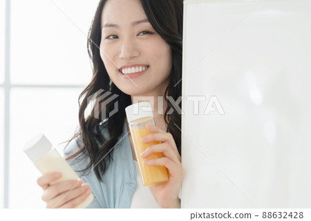 準備冰沙的年輕女子 88632428