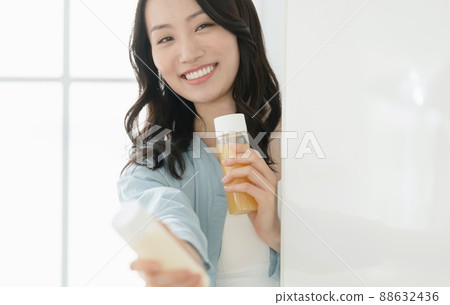 準備冰沙的年輕女子 88632436