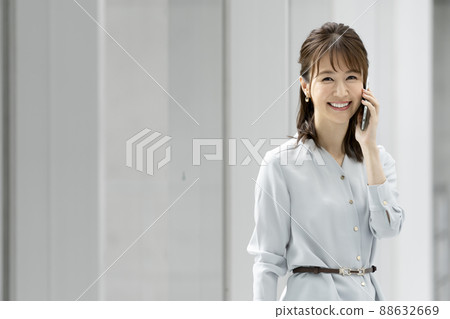 淺談智能手機一個年輕女子 淺談智能手機一個年輕女子 88632669