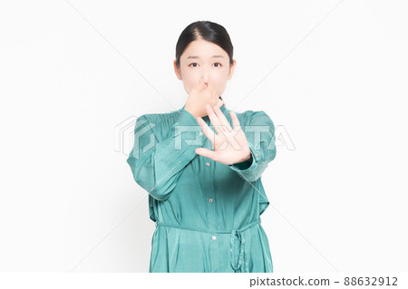 一位身患惡臭並捏著鼻子的家庭主婦 一位身患惡臭並捏著鼻子的家庭主婦 88632912