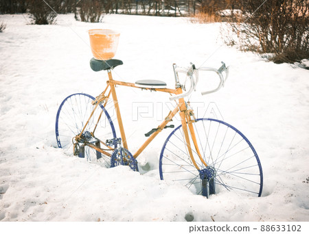 An abandoned sport cycle in the snow 88633102