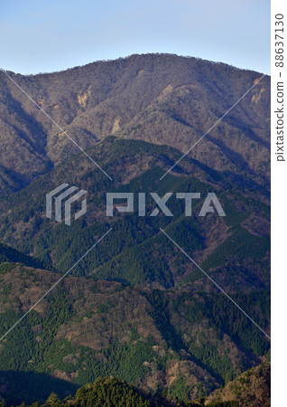 從三重山看日本百大名山之一的丹澤山 從三重山看日本百大名山之一的丹澤山 88637130