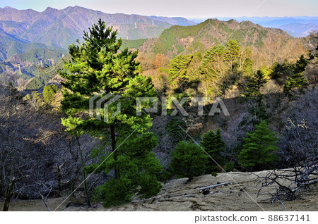 從小山山眺望丹澤三根山和苗嵐山 從小山山眺望丹澤三根山和苗嵐山 88637141