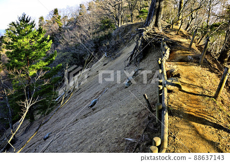 丹澤的小山三重山，小山三重山橫斷路線坍塌的地方 88637143