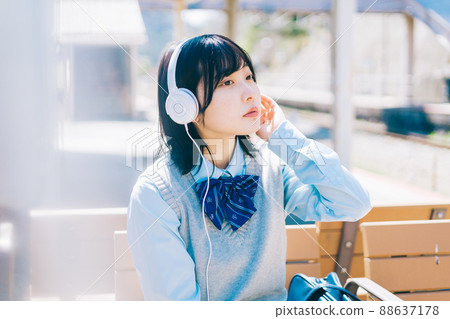 高中女生在車站的平台上聽音樂 88637178