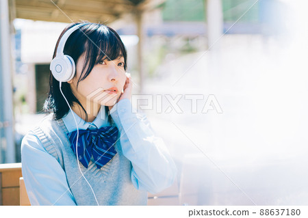 高中女生在車站的平台上聽音樂 88637180