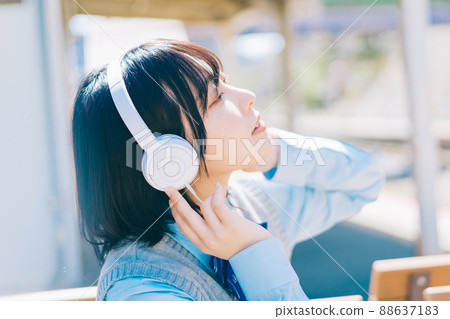 高中女生在車站的平台上聽音樂 88637183