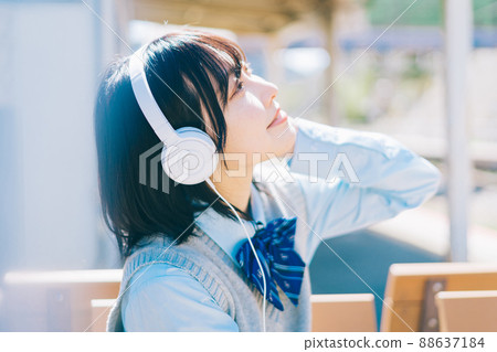 高中女生在車站的平台上聽音樂 高中女生在車站的平台上聽音樂 88637184