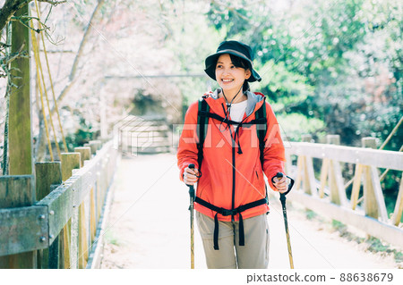 登山徒步旅行的女人 88638679