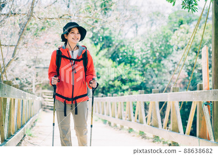 登山徒步旅行的女人 88638682