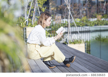 讀一本書的女人的肖像 讀一本書的女人的肖像 88638683