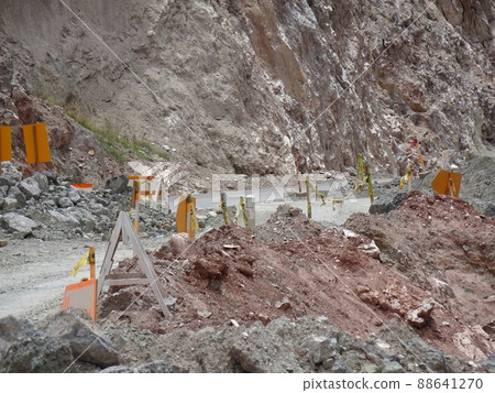 [秘魯] 山體滑坡後正在建設的道路 (Ollantaytambo) 88641270