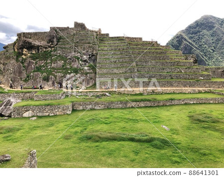 [Peru] Machu Picchu Ruins: Square with beautiful lawn and terraced fields of masonry 88641301