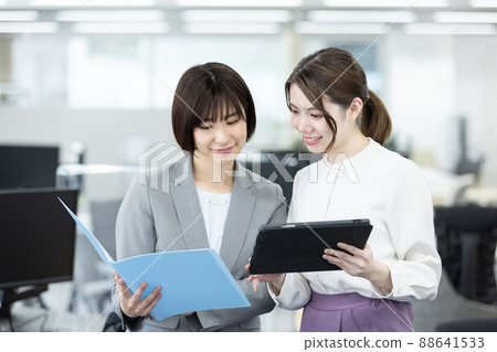 在辦公室工作的女商人 在辦公室工作的女商人 88641533