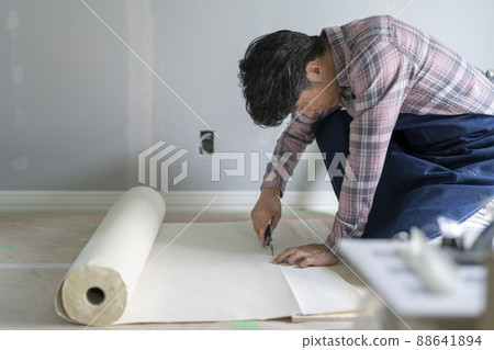 剪牆紙的中年男子DIY形象 88641894