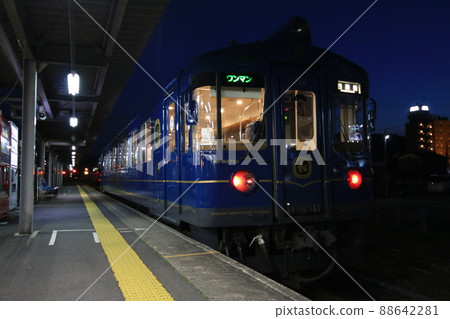 京都丹後鐵道 KTR700 型“丹後青松”夜間 88642281