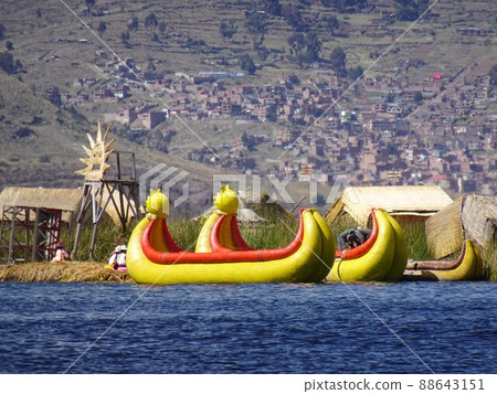 [秘魯] 停在的喀喀湖和烏羅斯島的黃色托托拉船（普諾） 88643151