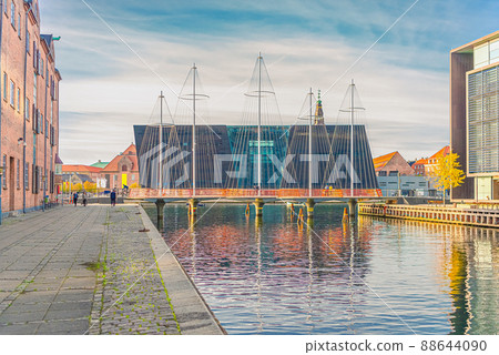 Old buildings near Five Circles Pedestrian Bridge over the Christianshavn canal and Royal Library of the University of Copenhagen, Denmark 88644090