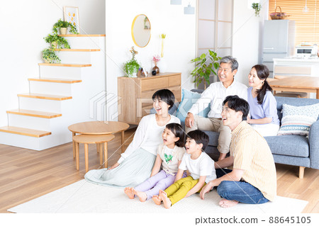 一家三代人在客廳放鬆 88645105
