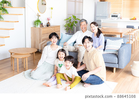 一家三代人在客廳放鬆 88645108