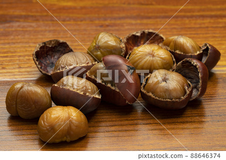 Sweet chestnut with shell 88646374