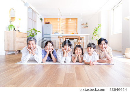 一家三代人躺在客廳 88646634