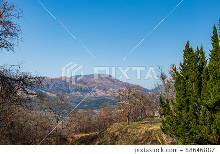 從阿蘇高森看到的貓山和盛開的櫻花很美 88646887