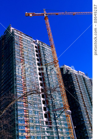 construction crane on the construction of the house 88649287